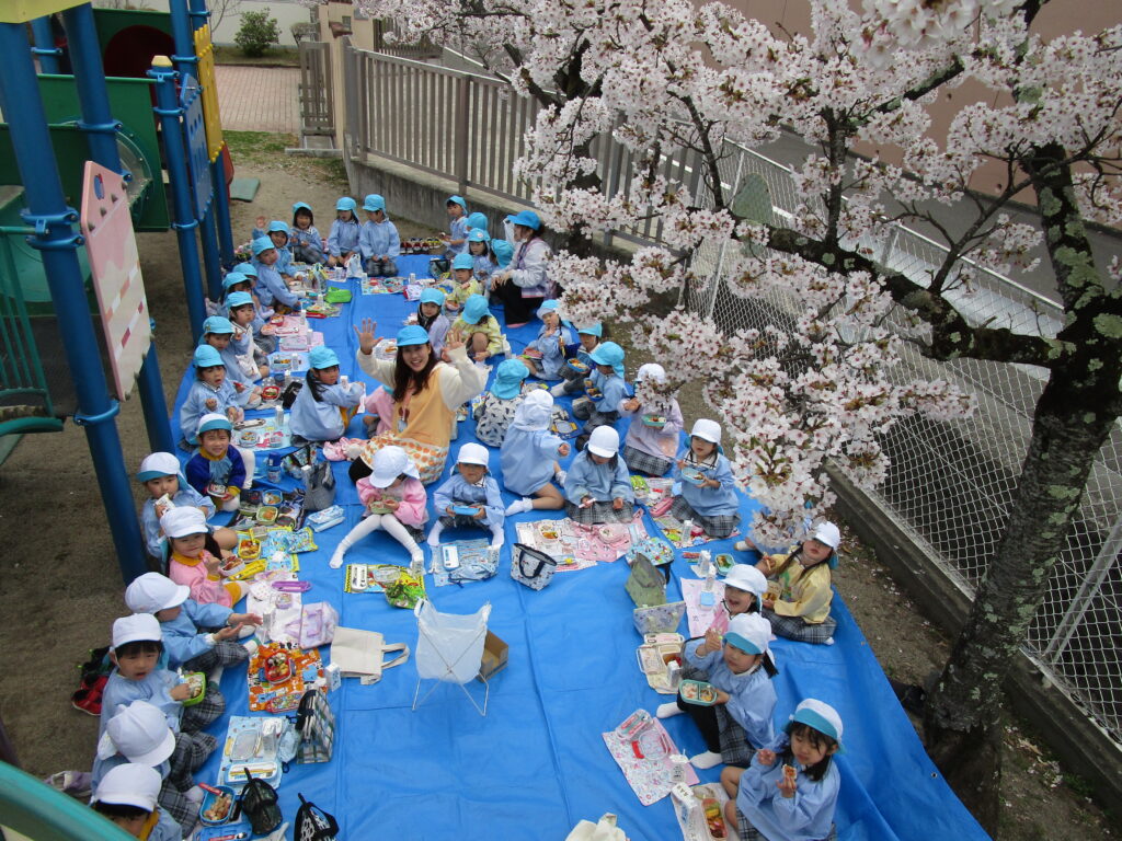 桜の下で給食