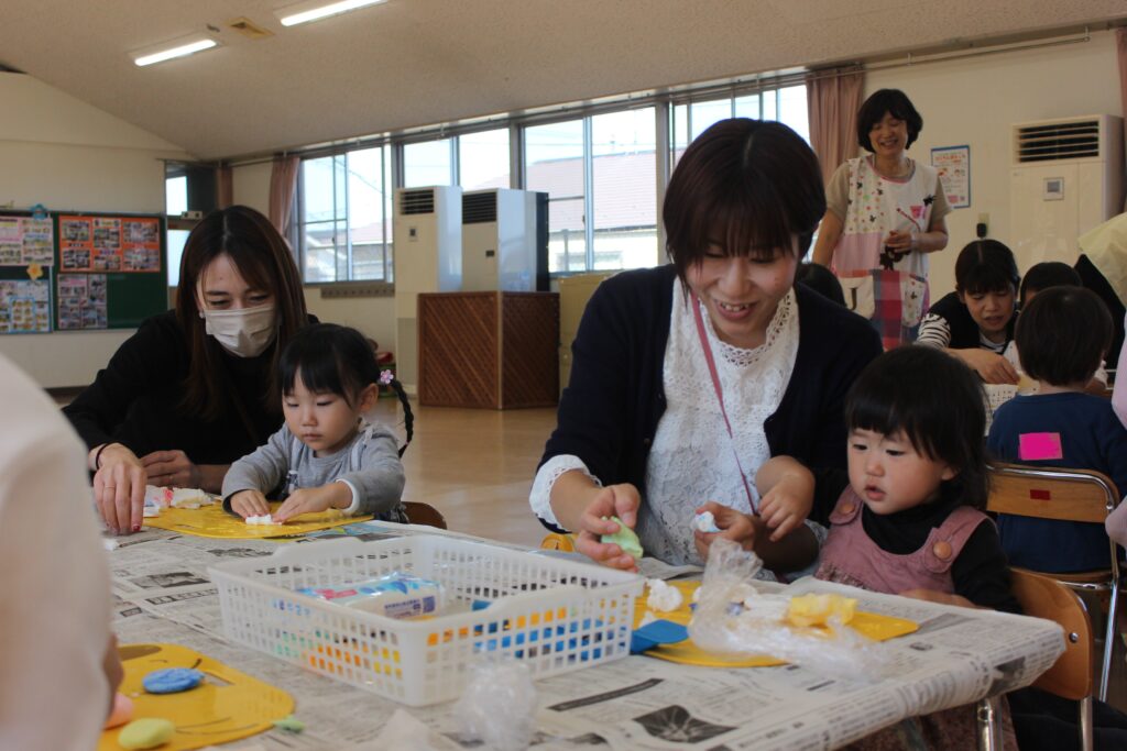 10月の「ぷち」は紙粘土あそび
