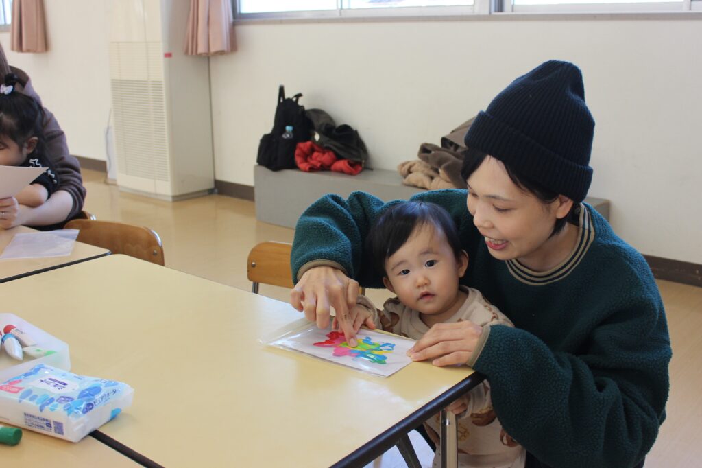 １１月の「ぷち」は絵の具あそび